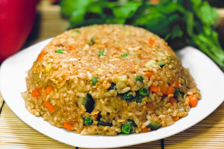 Рис с овощами и соусом