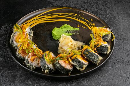 Ролл темпура с лососем кимчи и манго соусом