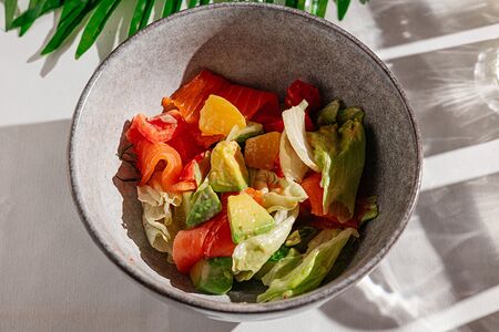 Салат с лососем слабой соли в тайском соусе