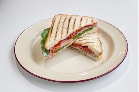 Сэндвич с ветчиной и томатами