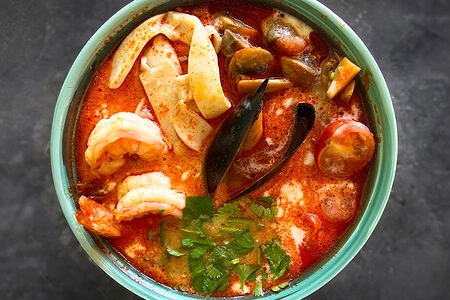 Том ям с морепродуктами