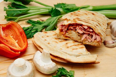 Пицца с курицей и колбасой