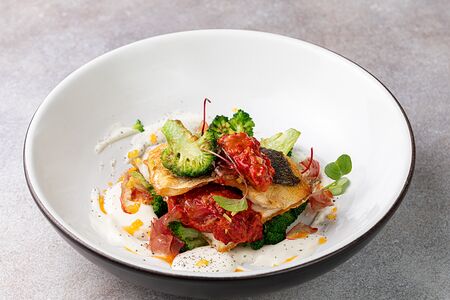 Дорадо с песто мухаммара, брокколи и маслом из бастурмы