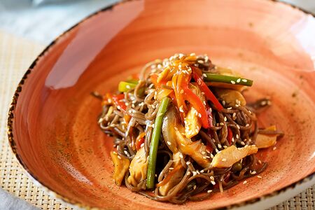 Гречневая лапша с курицей и овощами