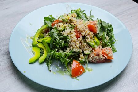 Салат с рукколой, авокадо и киноа