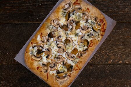 Пицца Горгонзола с белыми грибами большая