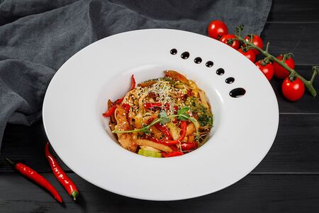 Лапша по-тайски с курицей и овощами