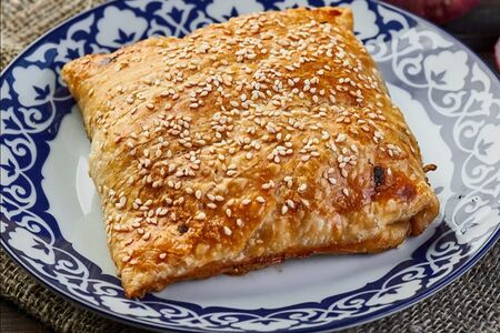 Самса слоеная с курицей халяль