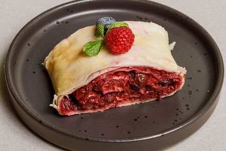 Штрудель с вишней