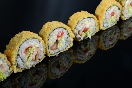 Жареные роллы с курицей