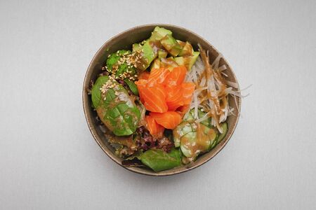 Поке с лососем и трюфельным дрессингом