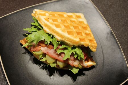 С беконом на пшеничной вафле