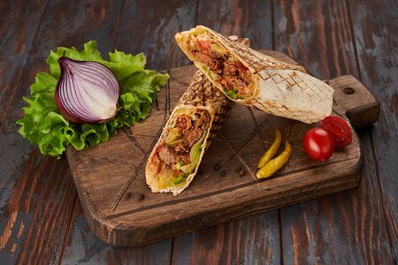 Шаурма с телятиной и курицей в обычном лаваше