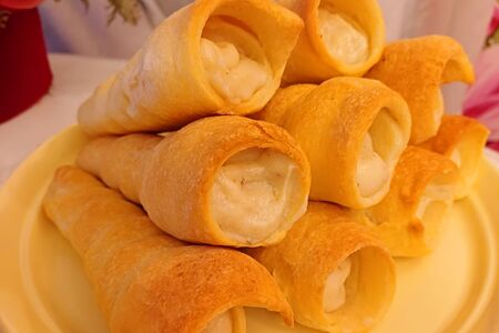 Слоеная трубочка со сливочным кремом