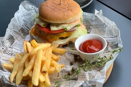 Бургер с картофелем фри