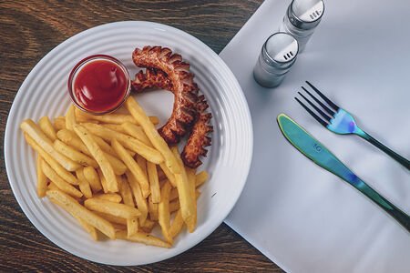 Картофель фри с сосисками