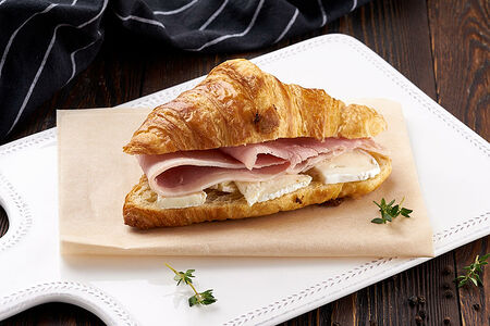 Круассан с ветчиной и сыром бри
