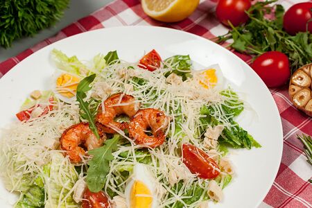 Салат Цезарь с креветкой