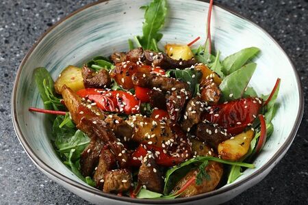 Теплая говядина с печёным перцем и азиатской заправкой