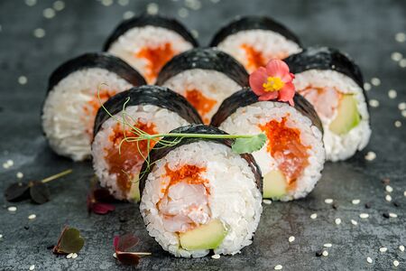 08. Сборка: Футомаки лосось и креветка 4 на 4