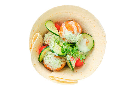 Фалафель с овощами и соусом дзадзыки