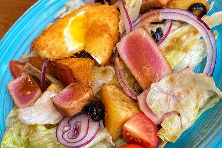 Салат с тунцом и жареным яйцом пашот