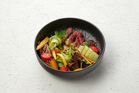 Тёплый салат с жареной телятиной и вешенками