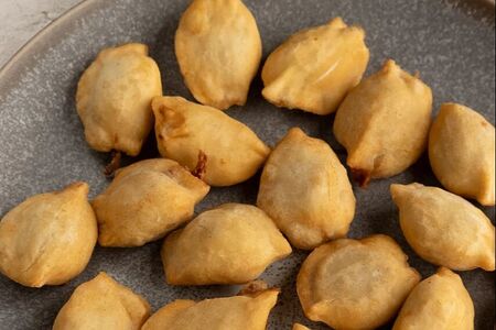 Жареные пельмени из говядины с грибами и зеленью