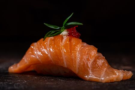 Суши лосось