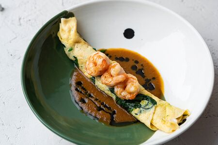 Омлет с креветками, творожным сыром и шпинатом