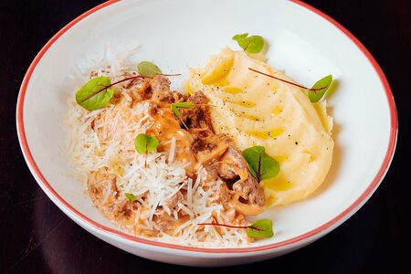 Бефстроганов с картофельным пюре