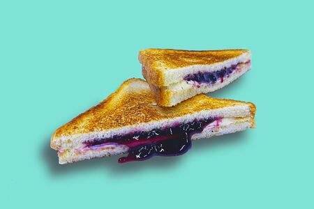 Сэндвич сладкий с черничным вареньем