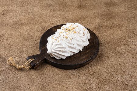 Безе с грецким орехом