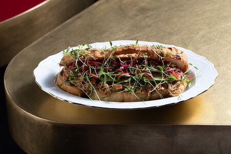 Краффин-дог с томлёной свининой