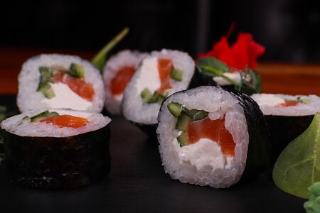 Ролл с лососем, сыром и огурцом