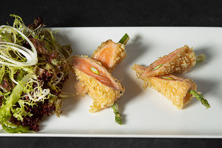 Салат с жареным лососем и зеленой спаржей