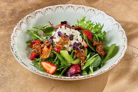 Салат со страчателлой, шпинатом, клубникой и гранолой