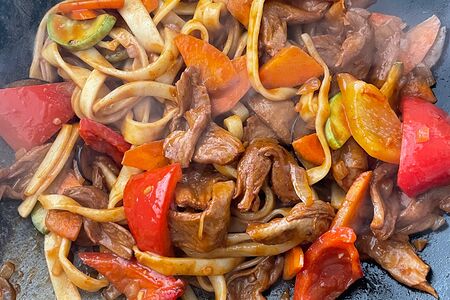 Собственная жареная лапша с мясом соевых бабов и сетом овощей, соус на выбор