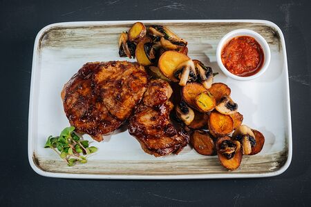 Стейк из cвинoй шеи