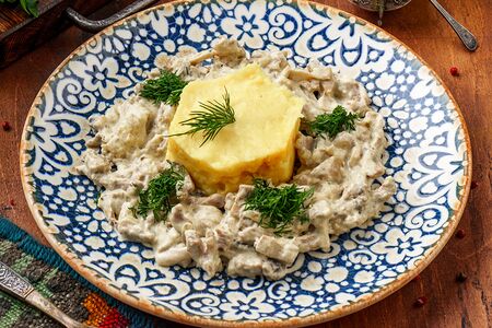 Бефстроганов из телятины в сливочно-гребном соусе