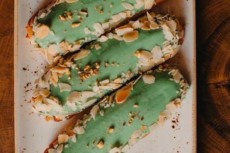 Эклер фисташковый