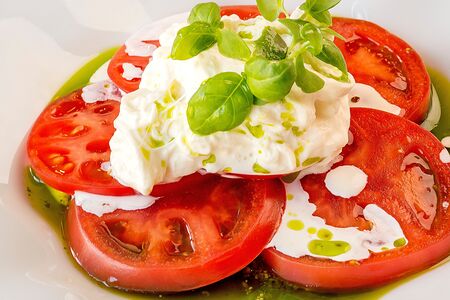 Сыр страчателла с томатами и соусом песто