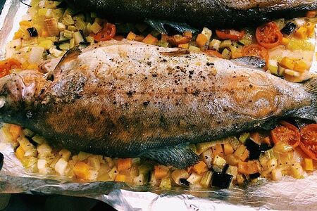 Форель с овощами, запеченная в фольге