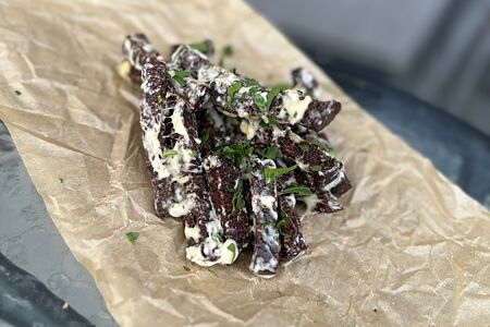 Сухарики с сыром и чесночным соусом