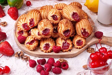 Печенье курабье с вишней