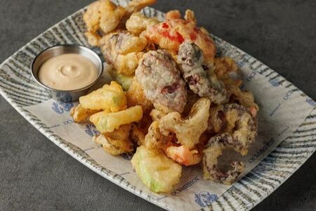 Осьминог темпура с овощами и трюфельным соусом