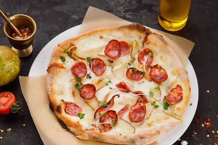 Пицца с грушей и с сыровяленой колбасой