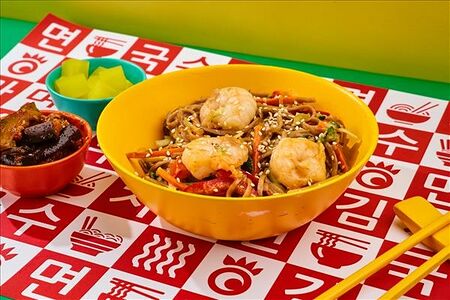 Вок гречневый с креветками в устричном соусе