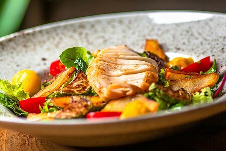 Теплый салат с кальмаром