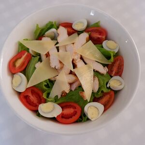 Салат Цезарь с курицей и беконом